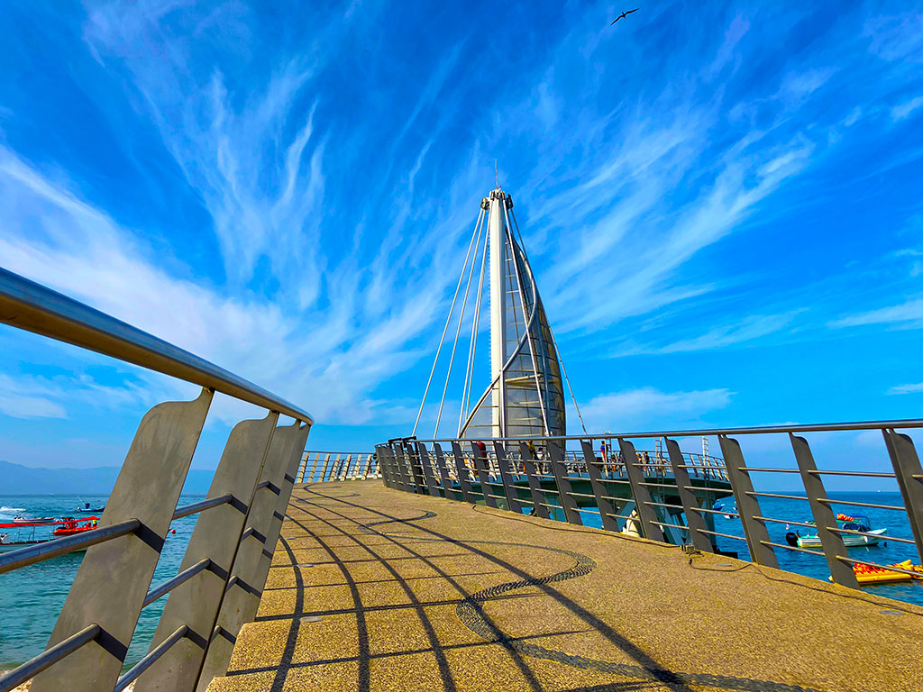 acceso al muelle con cielo azul