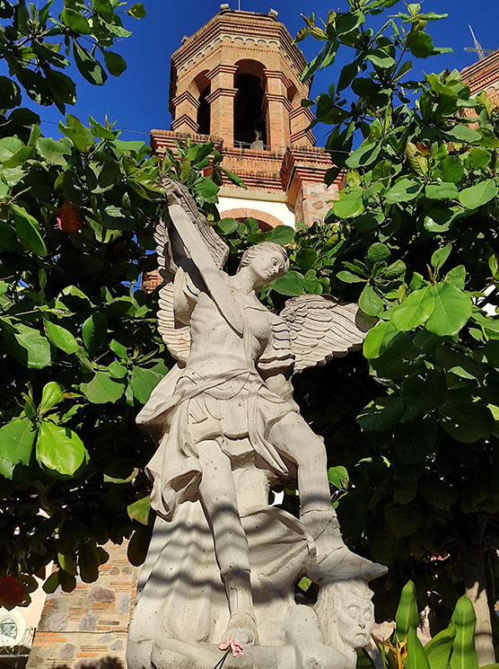 Estatua del Arcángel San Miguel