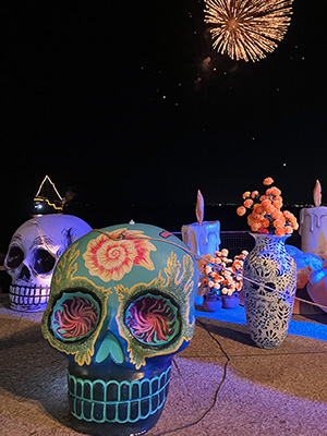 Calaveras en el malecon de noche