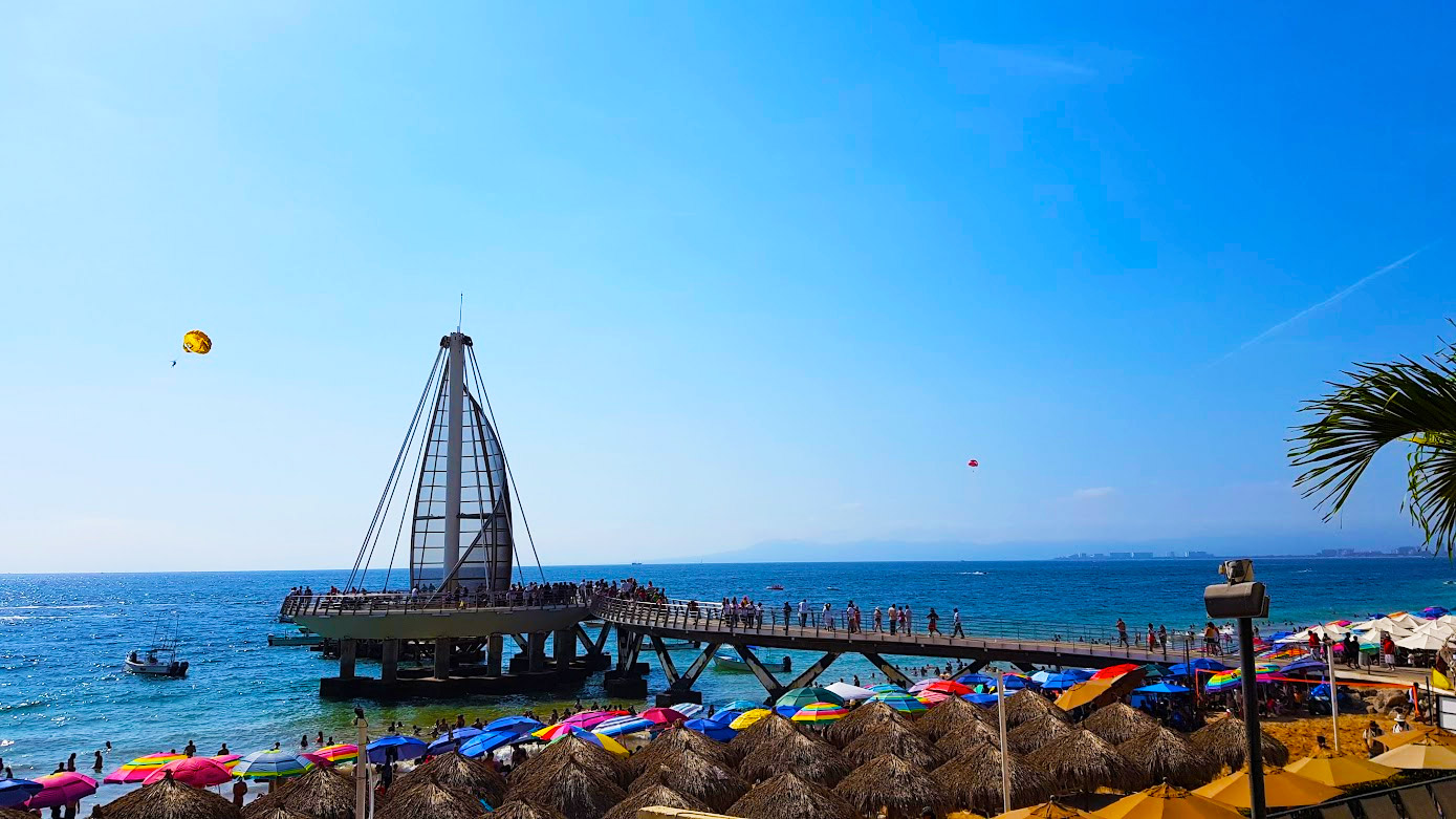 Palapas en playa los muertos